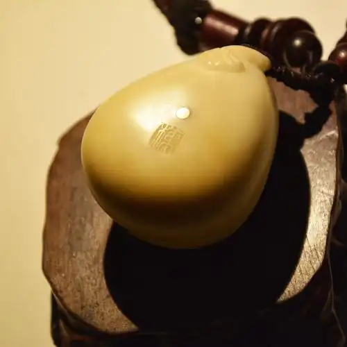 diy象牙果手把件雕刻第12步:手把件最好没事就盘,我没空,弄完就撂在