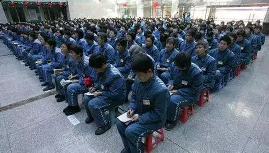 监狱并不是什么好地方,在监狱里长期生活,性情也会被改变.