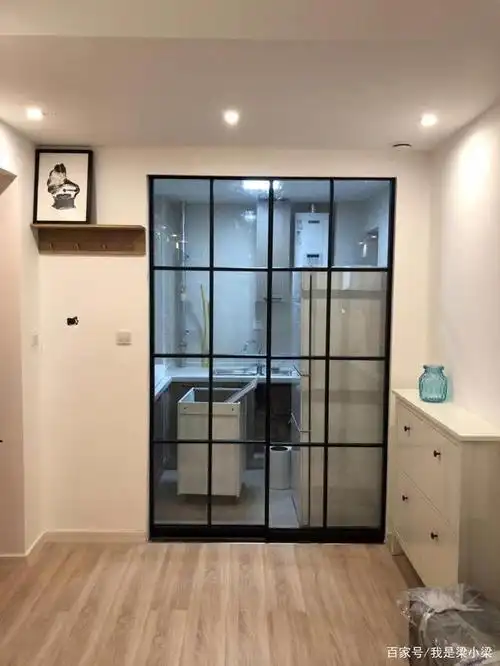 厨房推拉门,门洞正对比较小的尺寸,两扇玻璃门,分隔比较多!