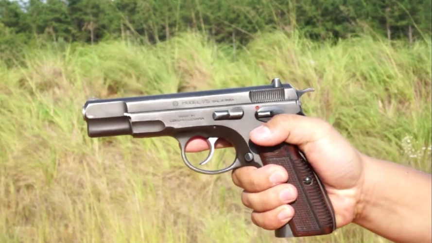 采用模块化设计的scar突击步枪,户外靶场射击评测