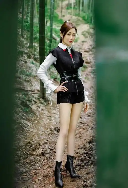 49岁万绮雯似少女,穿t恤配短裤秀42寸大长腿,年轻的不像话