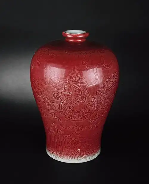 *0060 明永乐 釉里红暗刻龙纹梅瓶