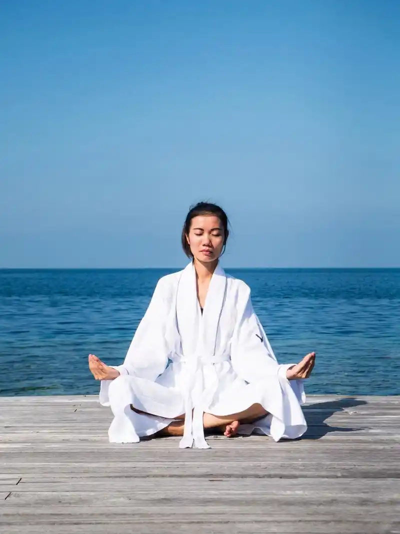 下面是一个简单的正念冥想练习方法:  坐下来,找一