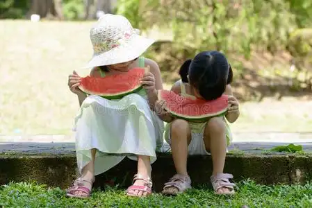 小孩子吃西瓜照片