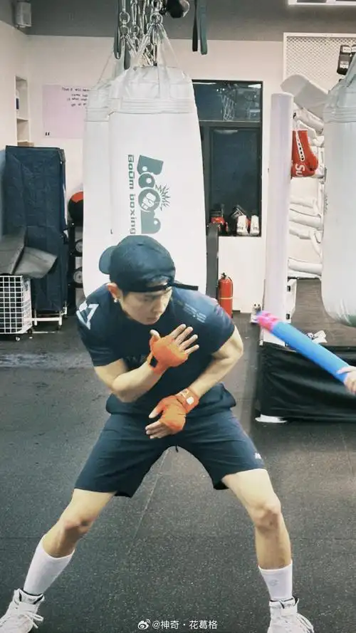 "  图片中马伯骞的手臂肌肉线条明显,看来打拳成效显著  据了解马伯骞