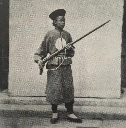 晚清老照片:图一是正在吸鸦片的人,图四是晚清士兵的精锐