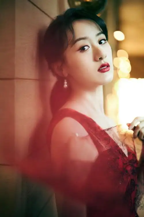 袁冰妍红色亮片单肩裙