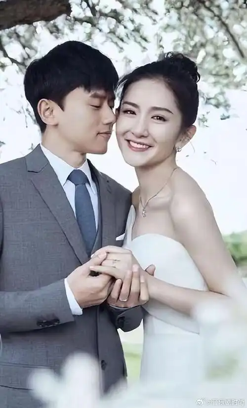 谢娜带女儿游玩被偶遇,3岁小咘芽正面首曝光,和奶奶长得太像了