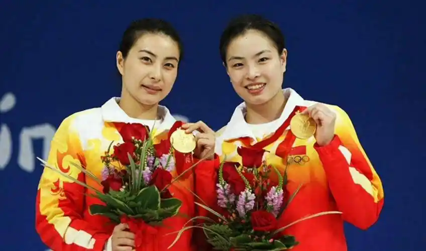 跳水皇后吴敏霞:退役后嫁平民男子,儿女双全,一家四口幸福美满_郭晶晶