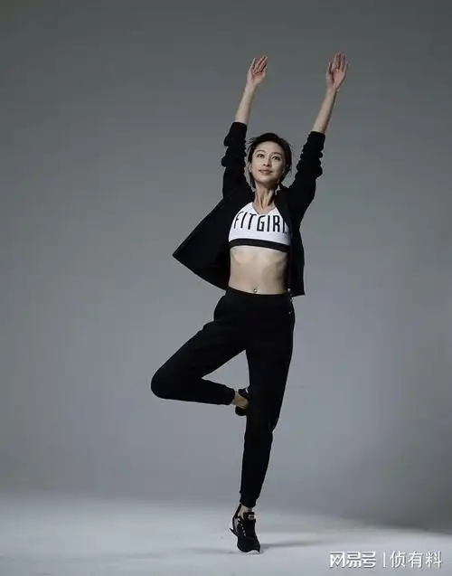 张俪棚拍瑜伽健身衣原素材底片高清无修复原生态生图