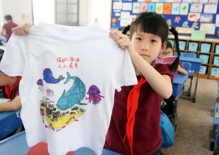苏州市平江实验学校学生t恤上绘制心中最美海景图 迎接世界海洋日