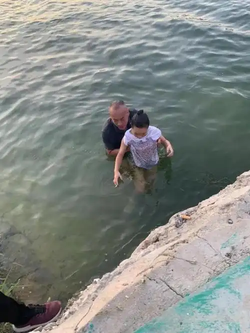 孩子已经深入水中没有了求生的能力,水面也只剩下一只脚露在水面