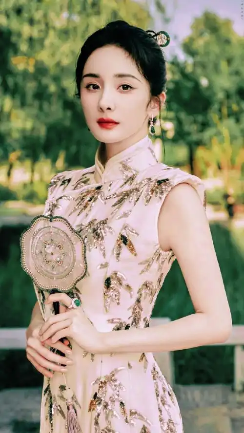 杨幂在法国穿旗袍过中秋