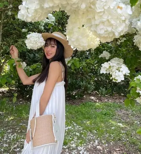 美女名记周玲安晒照身材太炸裂光脚嘟嘴尽显少女范