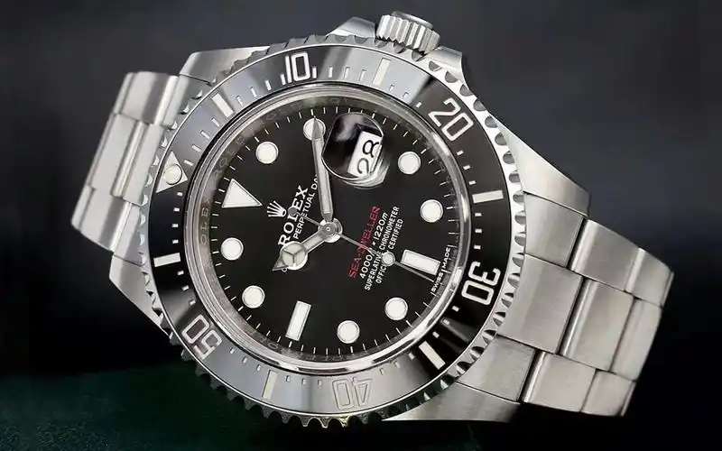 劳力士全新红字海使型,再现经典红色印字,完美融汇了复古与时尚
