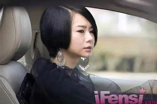 你们没人觉得戚薇长得丑么 下巴真的好短的感觉 好奇怪