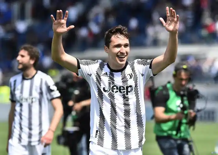 尤文图斯的前锋小基耶萨被正式踢出了一线队,这可是个大新闻!