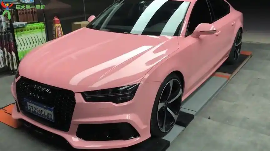 修理厂见到的一辆奥迪轿车,女车主让喷了粉色的车漆,网友:可爱