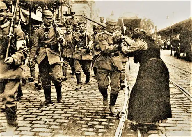 一战老照片:德军出征妇女送鲜花,比利时士兵架起马克沁机枪御敌_网易