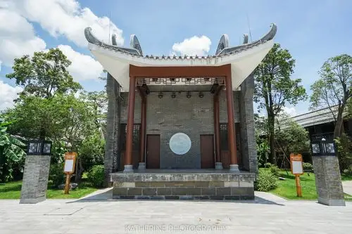 在惠东富力湾大概10分钟车程的地方,有一个新落成的水云天古村落,浓郁