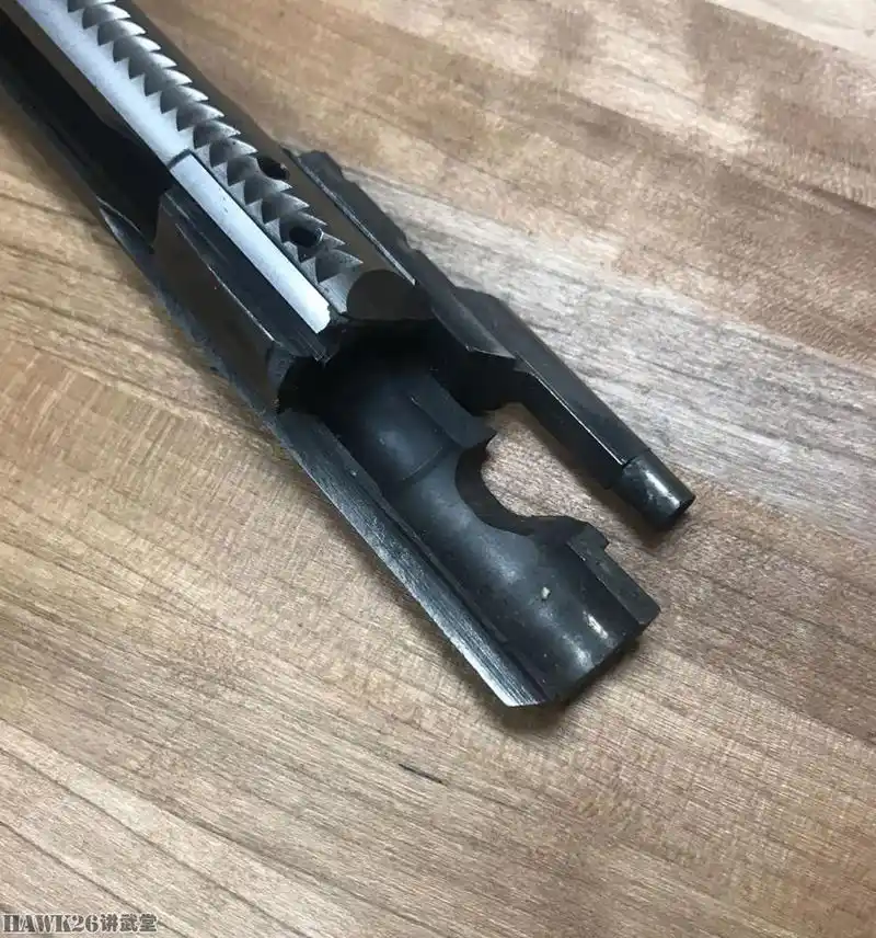 惨烈的步枪炸膛现场上机匣破裂枪管却完好如初可以继续使用