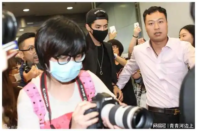 也是这一年吴亦凡首先解约回国,次年张艺兴和黄子韬也陆续回来了.