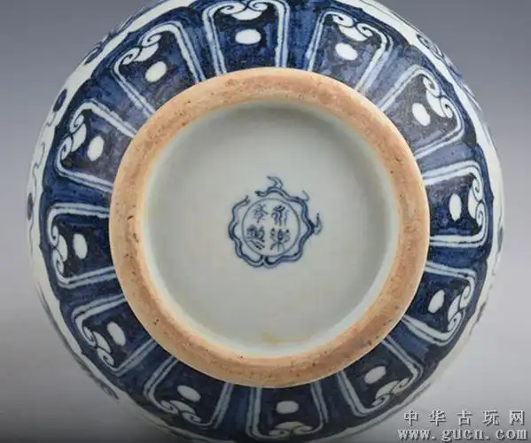 大明永乐年制青花鱼藻纹玉壶春瓶