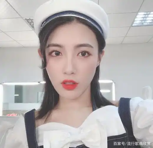 人气偶像团体snh48戴萌迷人写真美照,你笑起来真好看