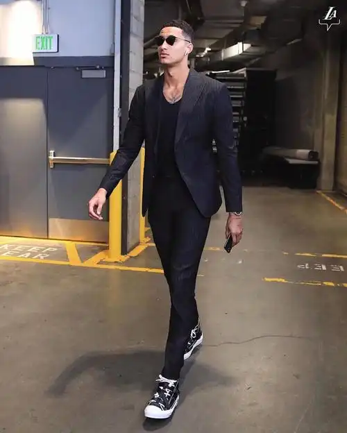 赛季潮男:凯尔-库兹马近一月潮流穿搭合辑,昨日浓眉潮流指数出炉