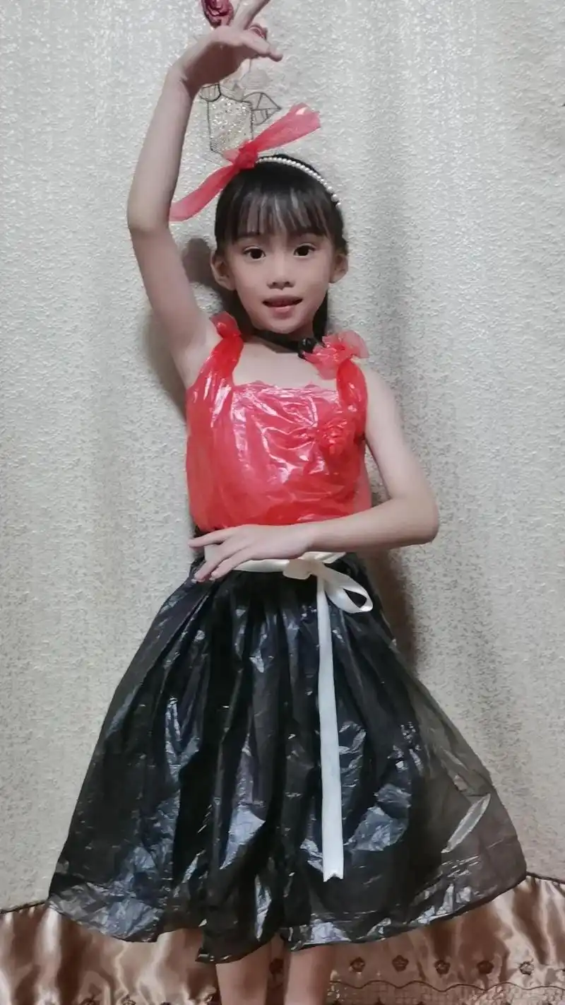 环保服装 #幼儿园手工衣服制作  - 抖音