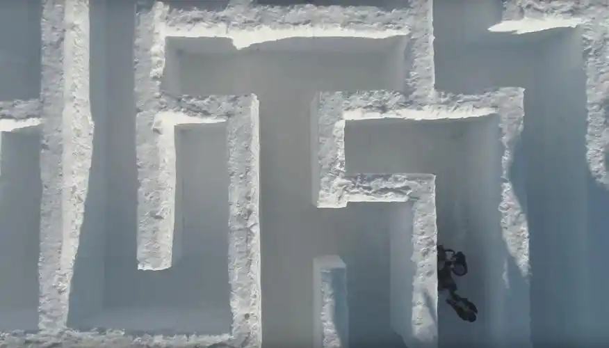 好玩!他们创造了世界上最大的雪迷宫