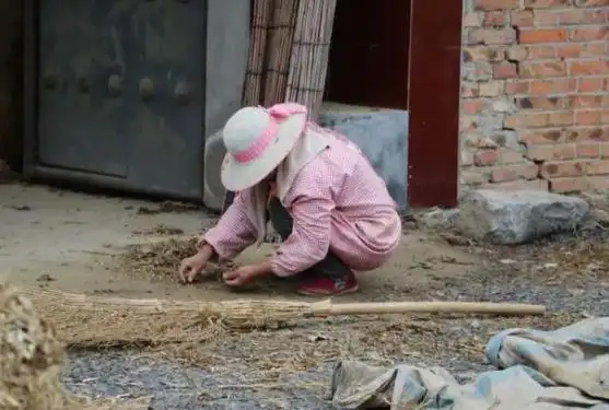 村里的女疯子,当得知她疯癫的原因后,我们再也不愿欺负她