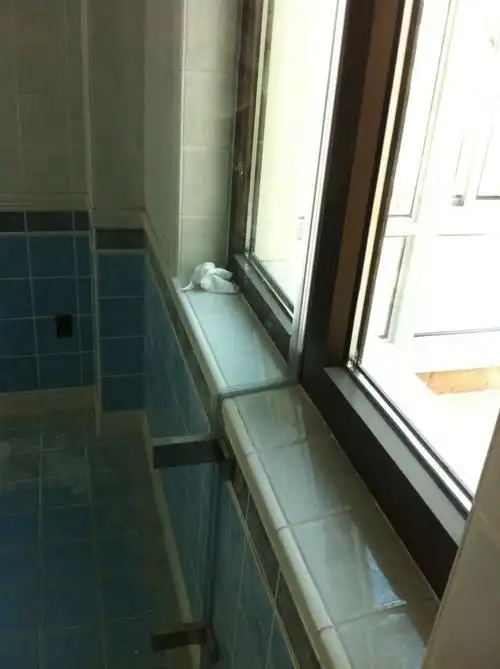 封窗楣的淋浴房