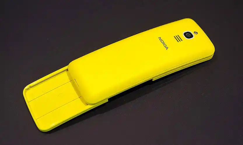 nokia 重新复刻经典款下滑盖手机 8110