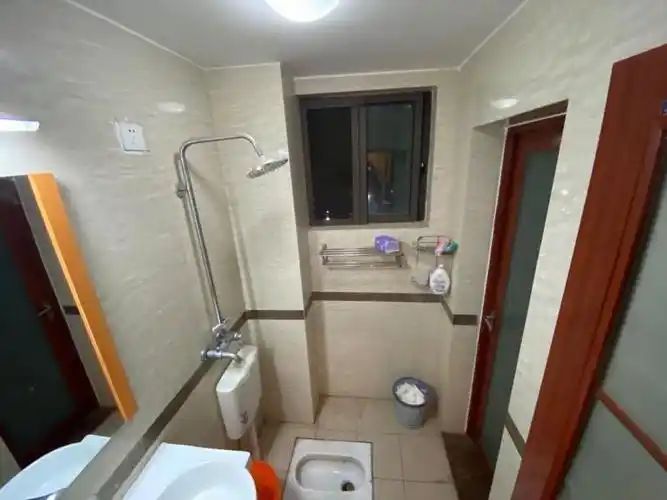 【房屋出租】公租房两室一厅一厨一卫,精装修带家具,租金便宜,交通