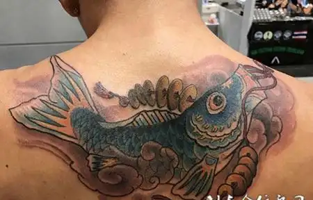 鲤鱼送福,后背铜钱鲤鱼彩绘纹身