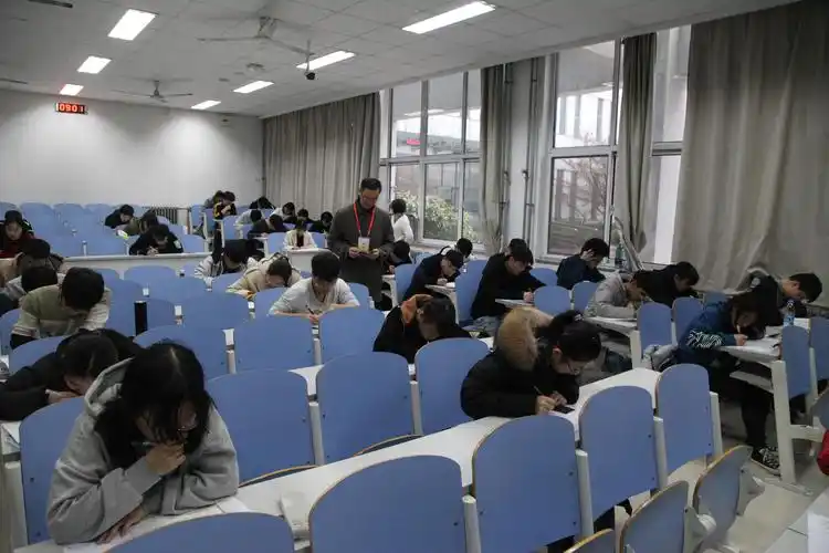 期末考试有序进行