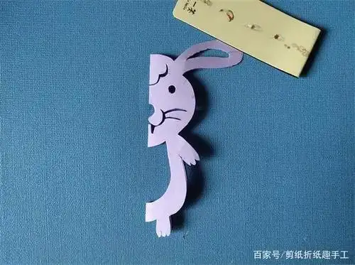 二,不对折兔子的剪纸方法 1,取一张红纸,在背面画上兔子图案,如下 ..