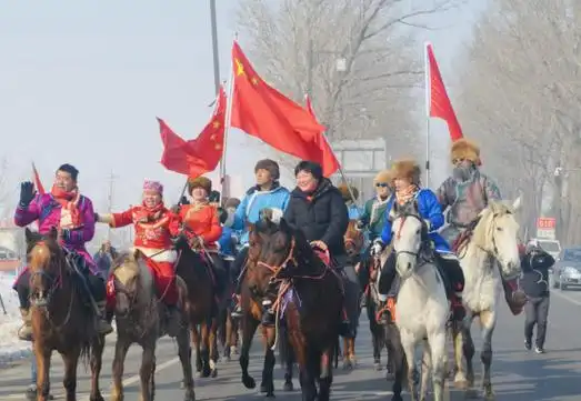 锡伯族夫妇万里回乡动人心沈阳人民人情拥抱暖情谊