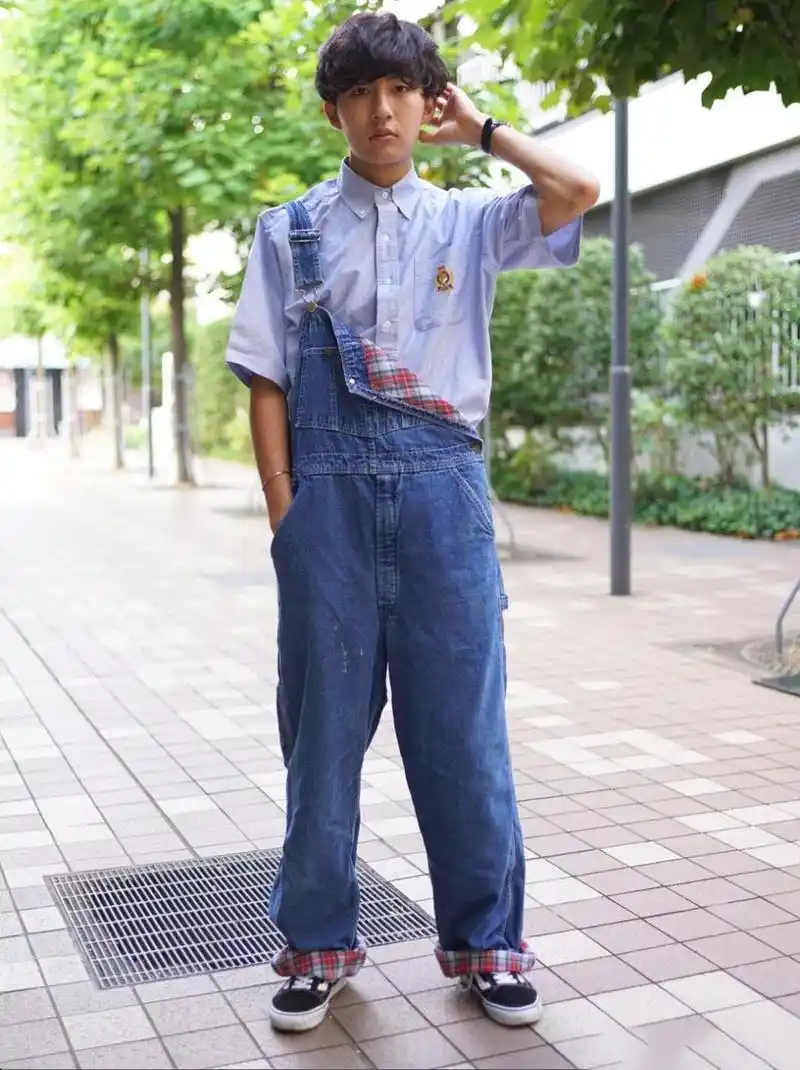 背带裤,属于男孩子的文艺范儿穿搭,可爱清新并非女生专属