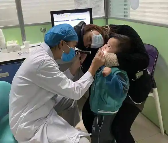 河南省儿童医院眼科特聘主任余继锋,正在为小朋友做裂隙灯检查,发现其