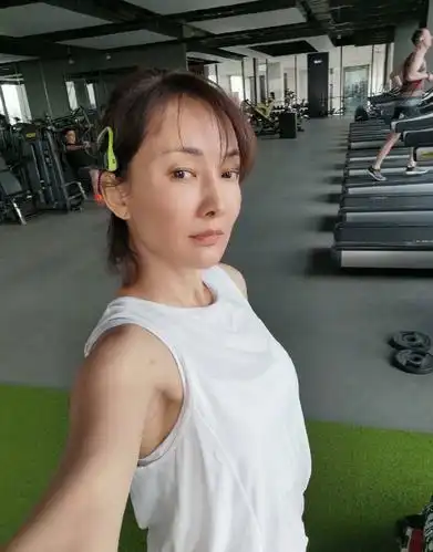 小品演员牛莉素颜出镜,脸型瘦成锥子脸,这身材看着不像年近五十