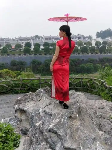 姊妹快乐户外群旗袍秀