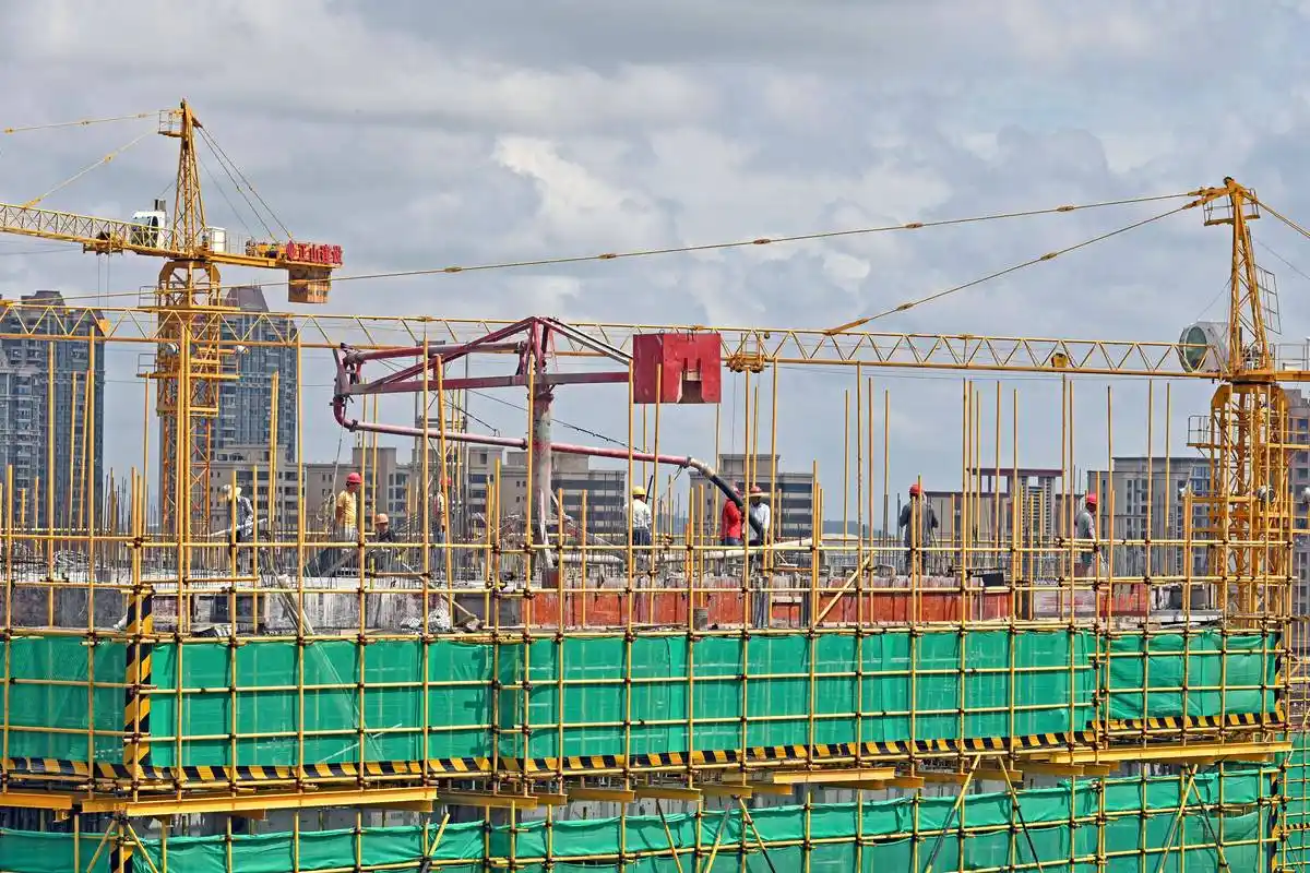 10月8日,工人在福建泉州市泉港区一个工地施工.