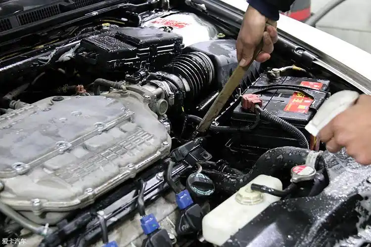首先清洗发动机舱,在清洗时要注意机舱内的电路以及老化的部件,以免