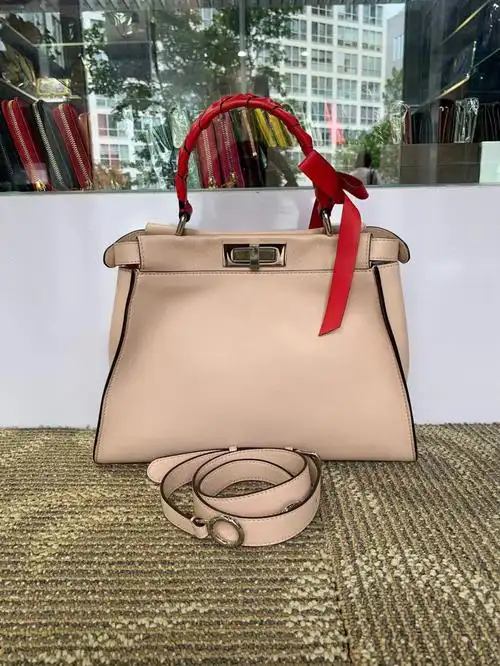 fendi芬迪限量牛皮外缝peekaboo中号两用包