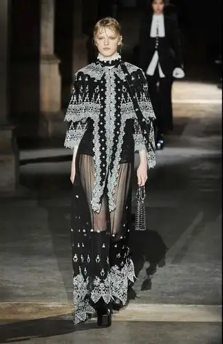 2021春夏流行趋势 薄纱元素