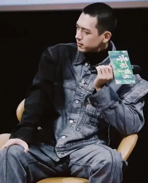 剪寸头的李现换了种帅法黑色装扮潮流个性是你的菜吗