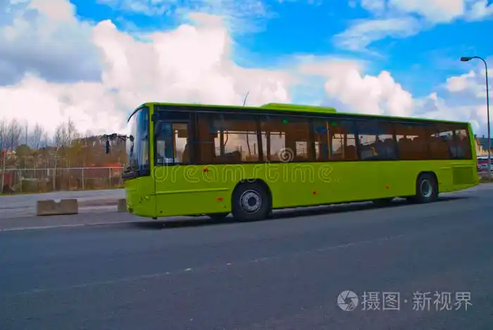 火车站的公共汽车公共汽车