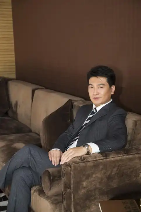 中年商务男士坐在沙发上